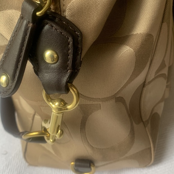 Coach Campbell Brown
Beige Signature Sateen
With Leather Straps - Picture 11 of 13